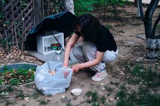 亚洲杯官推晒中国队抵达多哈视频，国脚与吉祥物互动